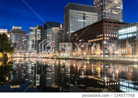 東京：年底的丸之內和皇居馬巴薩基堀護城河 134877708