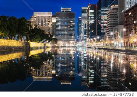 東京：年底的丸之內和皇居馬巴薩基堀護城河 134877728