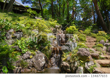 戶賀穀戶庭園:岩石瀑布與綠意盎然的崎嶇庭園景觀 戶賀穀戶庭園:岩石瀑布與綠意盎然的崎嶇庭園景觀 134877833
