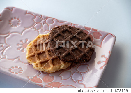 日式盤子上的華夫餅乾 134878139