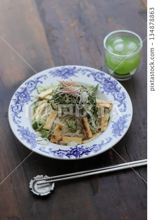 Zaru soba noodles with green onions and okra Zaru soba noodles with green onions and okra 134878863