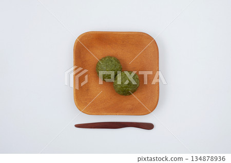 艾草萩,日式甜點,白色背景 艾草萩,日式甜點,白色背景 134878936