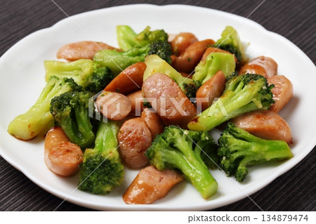 西蘭花維也納香腸炒菜 134879474
