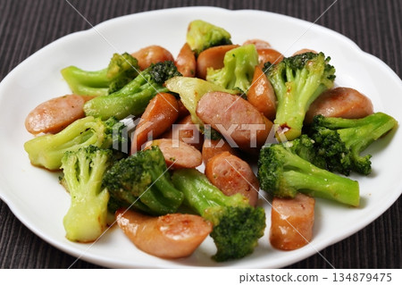 西蘭花維也納香腸炒菜 西蘭花維也納香腸炒菜 134879475
