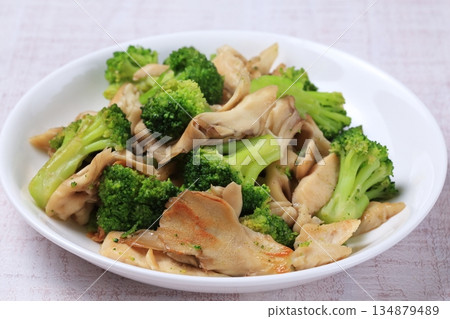 綠花椰菜和舞茸菇炒菜 134879489