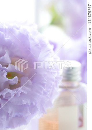 Cosmetics image [Room fragrance and purple Turkish bellflower] 134879777