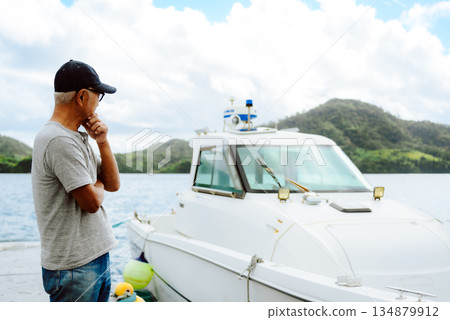 一位老人在碼頭上沉思（照片由沖繩海濱度假村雅提供） 134879912