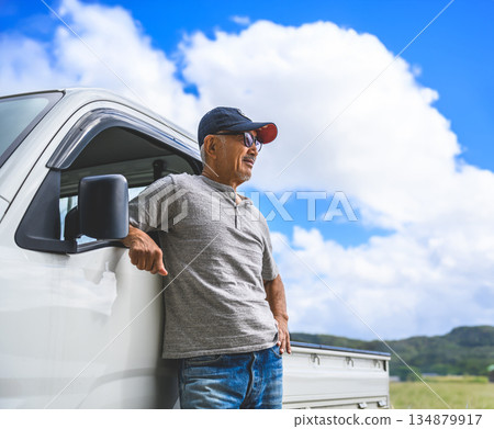 一名男子和一輛輕型卡車眺望著大海。 (圖片由沖繩海濱度假村雅提供) 一名男子和一輛輕型卡車眺望著大海。 (圖片由沖繩海濱度假村雅提供) 134879917