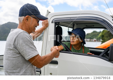 Two elderly people greeted the crowd in a light truck. (Photography provided by Oki Seaside Resort Miyabi) 134879918