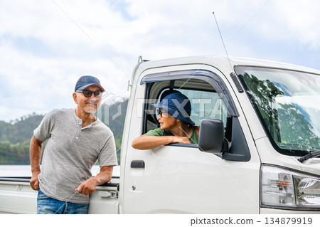 A couple traveling in a light truck [Photography cooperation: Oki Seaside Resort Miyabi] 134879919