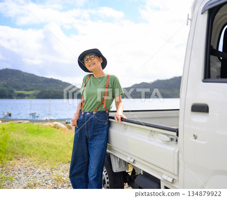 一位老婦人和一輛輕型卡車（照片由沖繩海濱度假村雅提供） 134879922