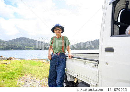 老婦與輕型卡車（照片由沖繩海濱度假村雅提供） 134879923