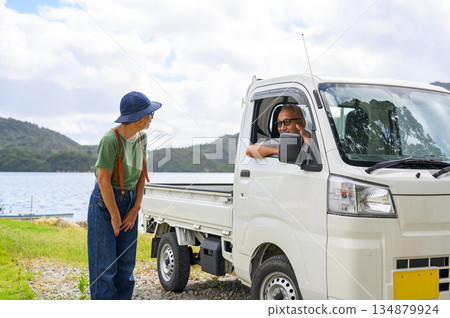 輕型卡車和老年人 [攝影協助：沖繩海濱度假村雅] 134879924