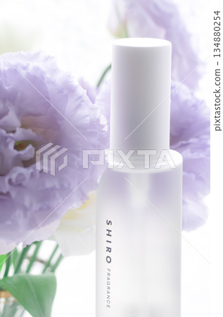 化妝品圖片[室內香氛與紫色土耳其風鈴草] 134880254