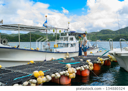A couple watching the boats on the pier (Photo courtesy of Oki Seaside Resort Miyabi) 134880324