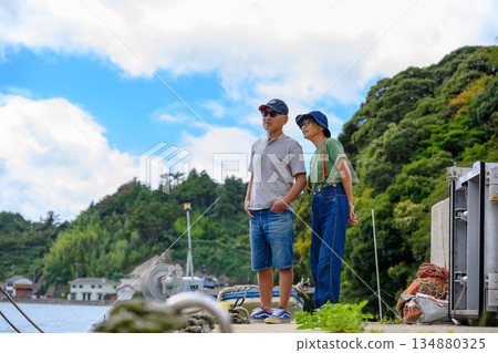 一對情侶在港口欣賞風景（照片由沖繩海濱度假村雅提供） 134880325