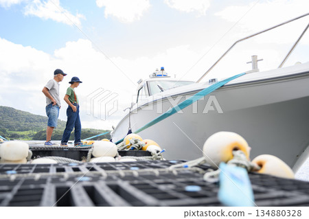 Watching the boats at the pier (Photography courtesy of Oki Seaside Resort Miyabi) Watching the boats at the pier (Photography courtesy of Oki Seaside Resort Miyabi) 134880328