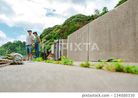 一對情侶站在港口 [攝影協助：沖繩海濱度假村雅] 134880330