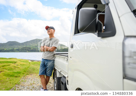 一輛輕型卡車和一名正在休息的男子。 （圖片由沖繩海濱度假村雅提供） 134880336