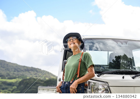 老婦人和輕型卡車 134880342
