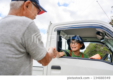 老人與一輛輕型卡車 [照片由沖繩海濱度假村雅提供] 134880349