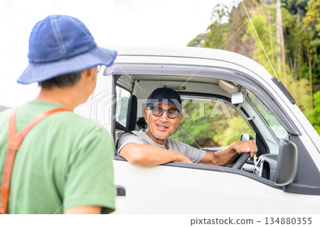 與一位駕駛輕型卡車的男子的對話 [攝影協助：沖繩海濱度假村雅] 134880355