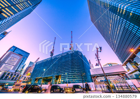 東京都市景觀新視角。東京火炬：位於大手町的巨型鋼結構建築，矗立在東京車站前，東京的門戶… 134880579