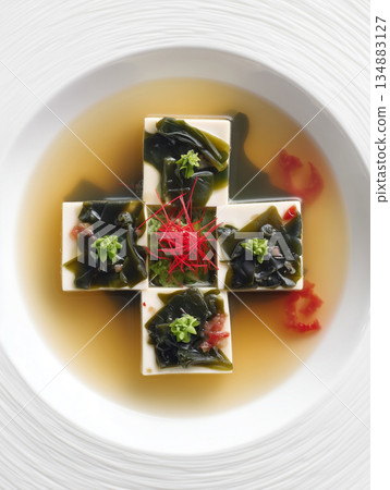 Gourmet Japanese Seaweed and Tofu Soup in Geometric Cross Arrangement 134883127