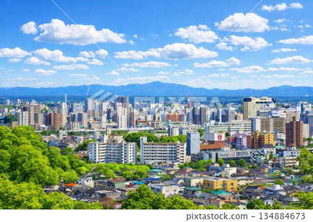 從宇都宮塔看山形新幹線和JR宇都宮站方向的城市景觀 134884673