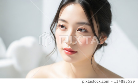 一位面帶微笑、化著自然妝容的年輕女子 134885559