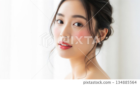 Smiling young woman with natural makeup 134885564