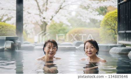 阿姨去泡溫泉，在露天浴池放鬆身心。 134885646