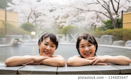 阿姨去泡溫泉，在露天浴池放鬆身心。 134885647