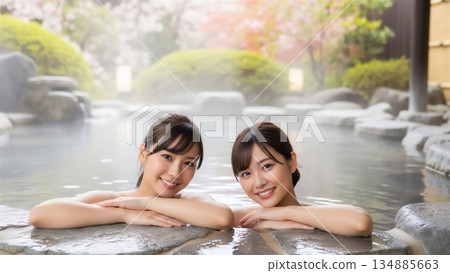 一位年輕女子在溫泉之旅中於露天浴池中放鬆身心 134885663