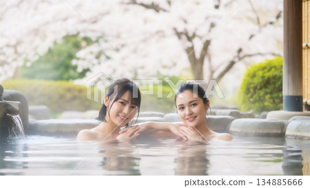 一位年輕女子在溫泉之旅中於露天浴池中放鬆身心 134885666