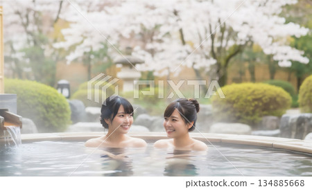 一位年輕女子在溫泉之旅中於露天浴池中放鬆身心 134885668