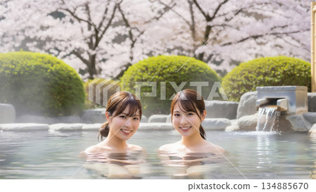 一位年輕女子在溫泉之旅中於露天浴池中放鬆身心 134885670