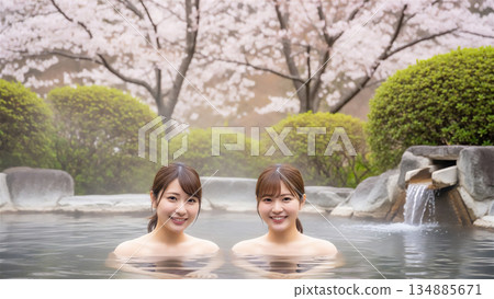 一位年輕女子在溫泉之旅中於露天浴池中放鬆身心 134885671