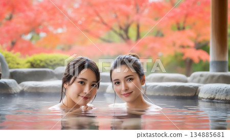 一位二十多歲的女性在露天浴池中放鬆身心，享受溫泉之旅。 134885681