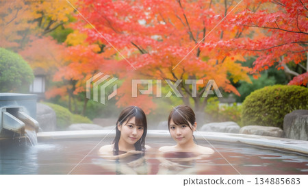 一位二十多歲的女性在露天浴池中放鬆身心，享受溫泉之旅。 134885683