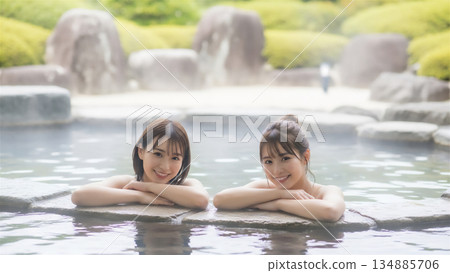 一位女士在露天浴池中享受溫泉之旅 134885706