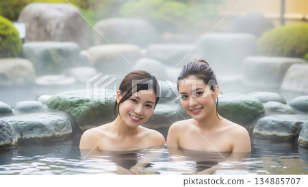 一位女士在露天浴池中享受溫泉之旅 134885707