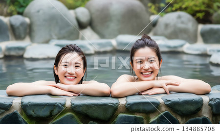 一位女士在露天浴池中享受溫泉之旅 134885708