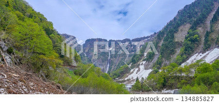 Spectacular views of Hannoki Falls and other waterfalls cascading down from the Tateyama mountain range 134885827