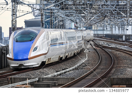 上越北陸新幹線E7系列列車從月台出發 上越北陸新幹線E7系列列車從月台出發 134885977