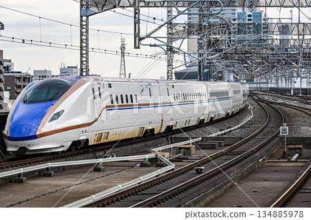 上越北陸新幹線E7系列列車從月台出發 134885978