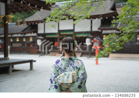 京都府京都市,日本,河合神社的歷史建築和身著浴衣的女子。 京都府京都市,日本,河合神社的歷史建築和身著浴衣的女子。 134886235