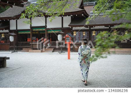 京都府京都市,日本,河合神社的歷史建築和身著浴衣的女子。 京都府京都市,日本,河合神社的歷史建築和身著浴衣的女子。 134886236