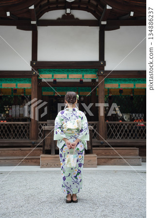 京都府京都市,日本,河合神社的歷史建築和身著浴衣的女子。 京都府京都市,日本,河合神社的歷史建築和身著浴衣的女子。 134886237