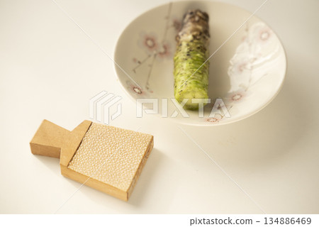 芥末和鯊魚皮磨碎 芥末和鯊魚皮磨碎 134886469